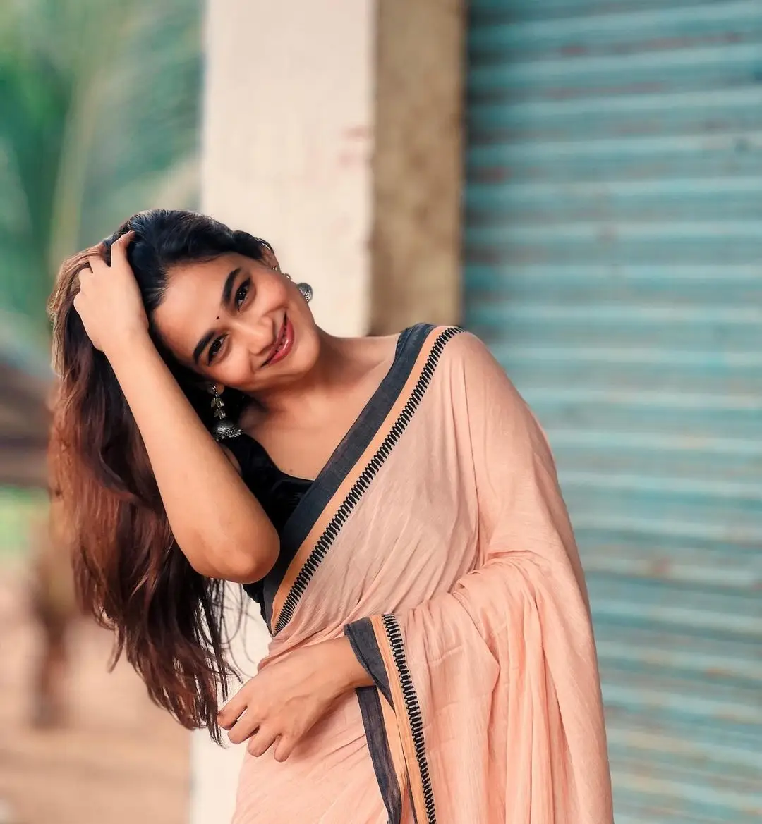 TAMIL TV ACTRESS KAAVYA ARIVUMANI IN PINK SAREE BLACK BLOUSE